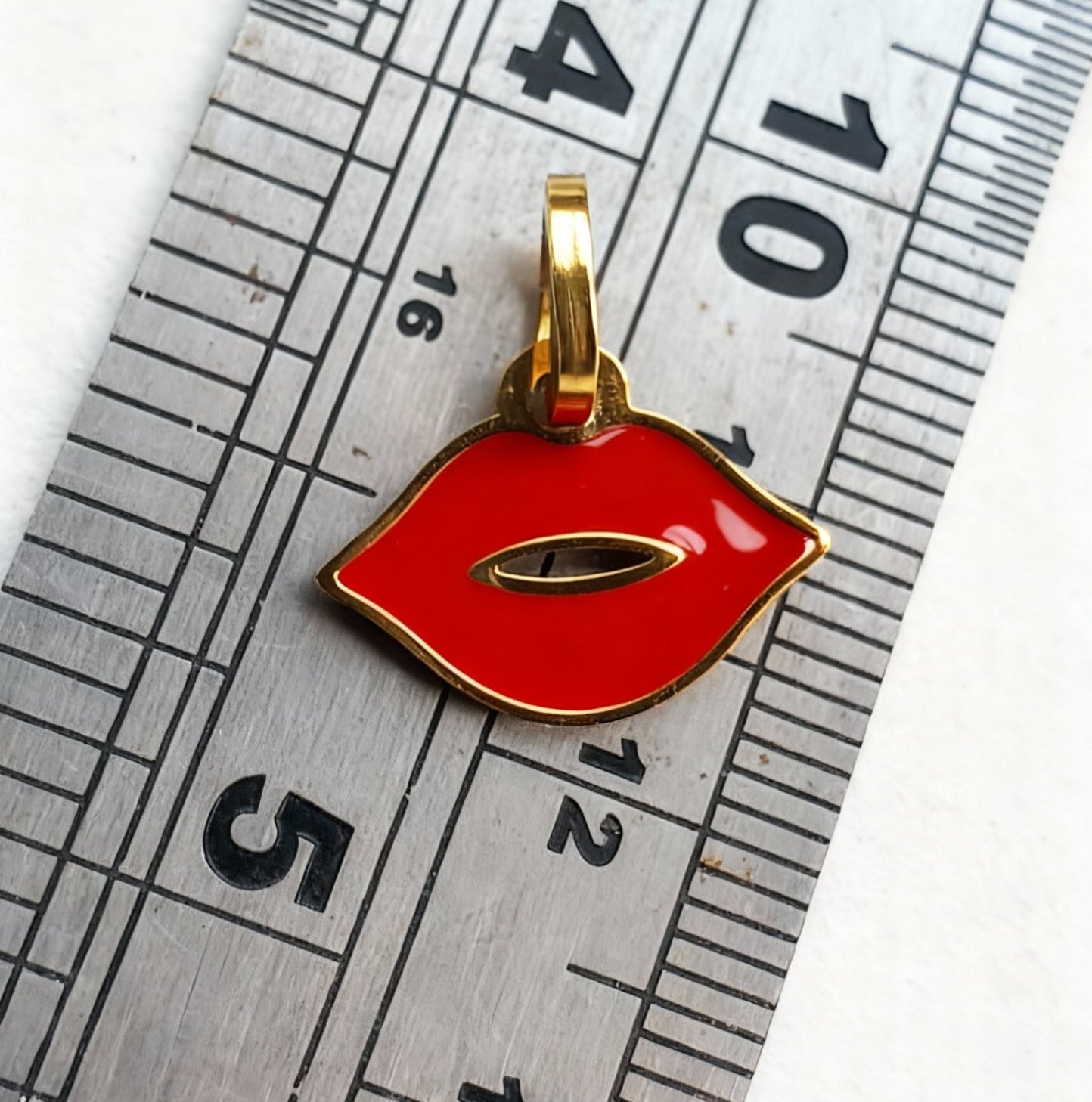 Scarlet Kiss Lip Charm